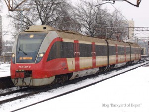 SKMの電車。大半はこのような赤と白のカラーです。