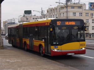 市内バス。黄と赤のカラーリングです。