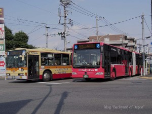 山崎団地センターへ向かう連接バス A Citaro G goes to Yamazaki Danchi Center. A bus in left is conventional bus of Kanagawa Chuo Kotsu.