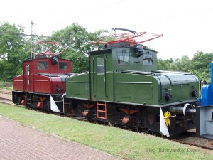 EL4型 / Two EL4 locomotives.