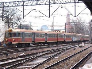 EN57を基本に、編成を4連としたものはEN71という別形式になっています。製造数はEN57の10分の1以下（EN71としての新造車20編成、EN57からの改造車30編成）で、EN57に比べるとずっとマイナーな存在です。リブあり・リブなしの混結編成。[Kraków Główny：クラクフ中央駅]　/ EN71 with standard PKP livery. The design of EN71 is mostly same as EN57. One motor car is added. [Kraków Główny]