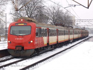 こちらはSKMワルシャワに所属していたEN57更新車（EN57KM）。現在は新型車投入によりSKMの運用からは退いていますが、ポーランド南部のカトヴィツェ周辺のローカル列車を運行するKoleje Śląskie（コレイ・シロンスキ）に移籍しています。[Warszawa Stadion：ワルシャワ・スタディオン] / A modernized EN57(EN57KM) of SKM Warszawa. Today, all EN57s were withdrawn from SKM Warszawa service.[Warszawa Stadion]