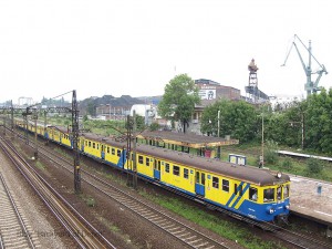 ポーランド北部のグダンスク・ソポト・グディニャを結ぶ近郊電車、三連都市高速鉄道（SKMトロイミアスト）のEN57。写真はリブあり・リブなしの併結編成。[Gdańsk Stocznia：グダンスク・ストチュニア] / EN57 of SKM Trójmiesto livery. [Gdańsk Stocznia]