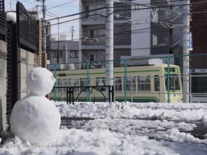 線路沿いの雪だるま。 [都電雑司ヶ谷～鬼子母神前] / A snowman along the Toden track. [Toden Zoshigaya - Kishibojin-mae]
