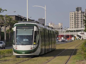 凱旋中華電停に進入する電車 / A tram arrives to Kaisyuan Jhonghua