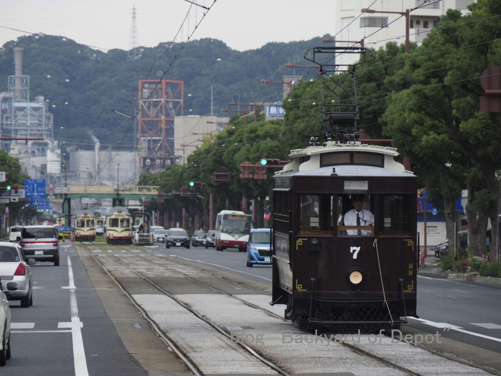 午前中の維新号特別運行。梅ノ辻にて / Tosaden Kōtsū's heritage tram, No.7 at Umenotsuji.