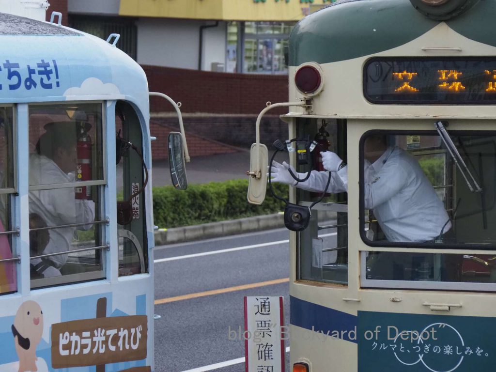 中山信号場でのタブレット交換 / Tablet exchanging at passing loop near Yashiro-dōri stop.