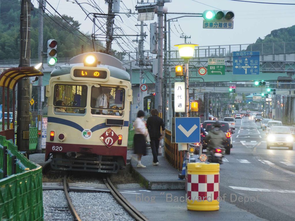 八代通電停で客扱いする電車 / Type 600 at Yashiro-dōri stop.